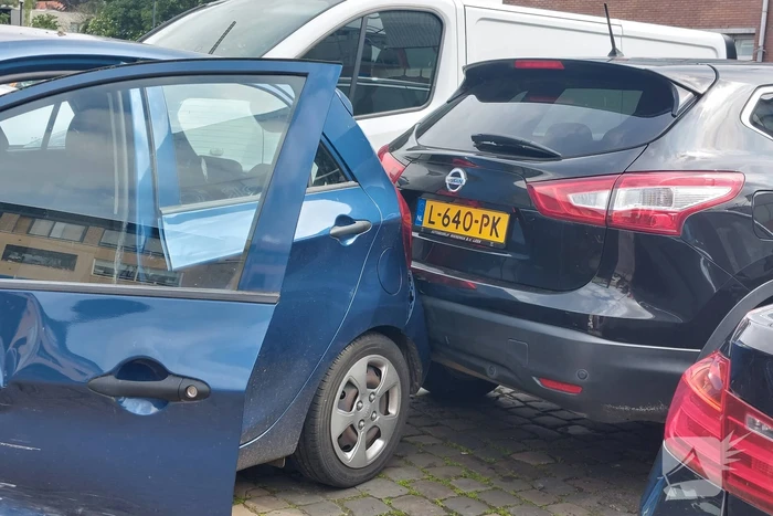 Bestuurder rijdt tegen geparkeerde auto's op parkeerplaats