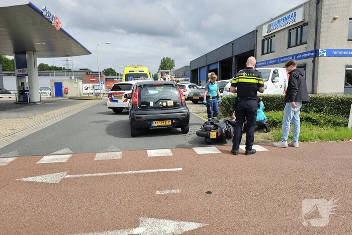 Scooterrijder gewond bij aanrijding met auto