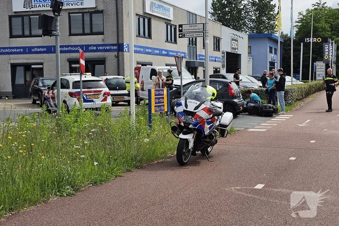 Scooterrijder gewond bij aanrijding met auto