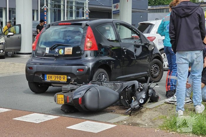 Scooterrijder gewond bij aanrijding met auto