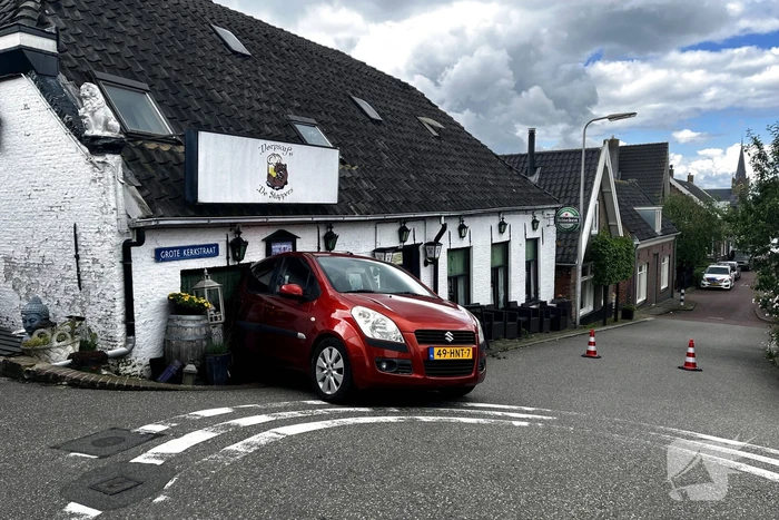 Automobilist ramt hekwerk en café