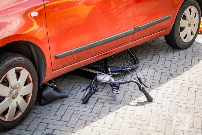 Fietser zwaargewond bij aanrijding met auto