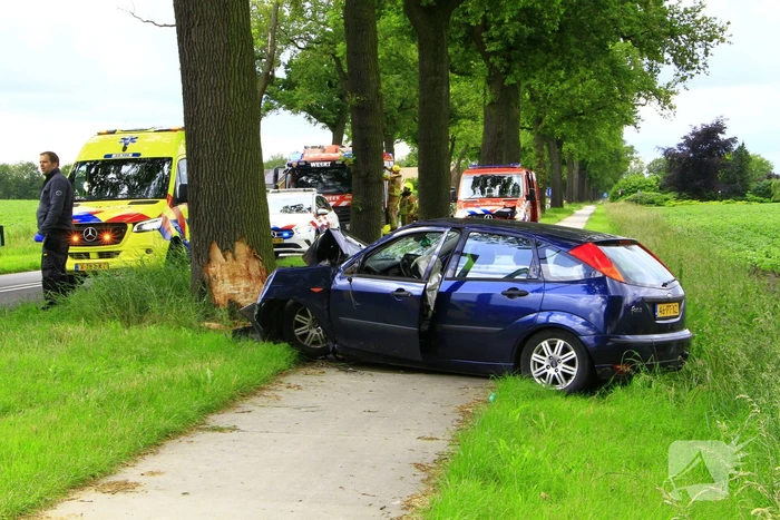 Automobilist zwaargewond na eenzijdig ongeval