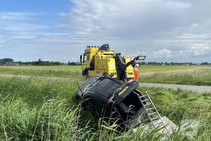 Auto belandt met aanhanger in de sloot