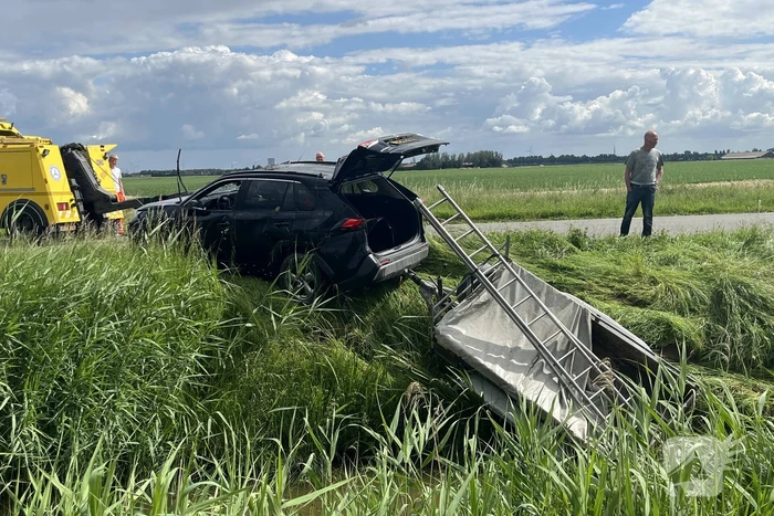 Auto belandt met aanhanger in de sloot