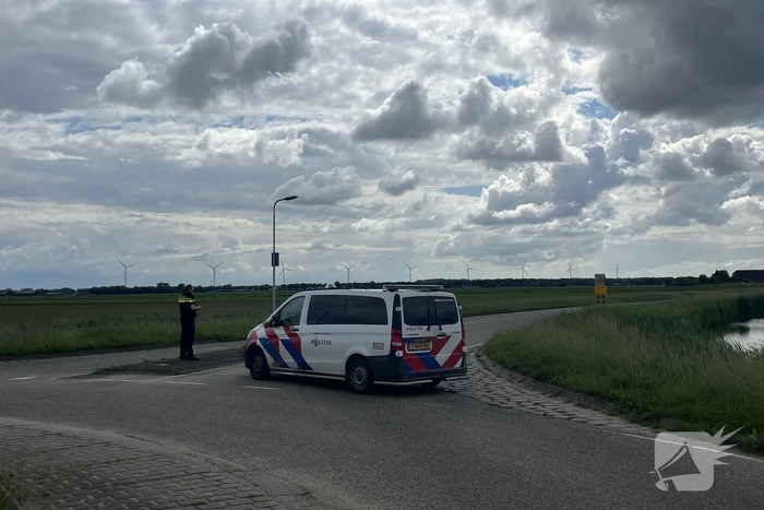Auto belandt met aanhanger in de sloot