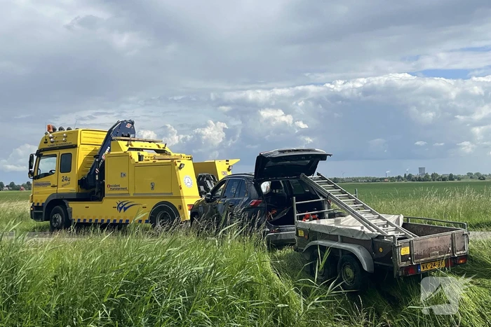 Auto belandt met aanhanger in de sloot
