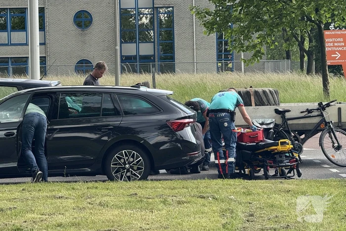 Fietser aangereden door auto met aanhanger