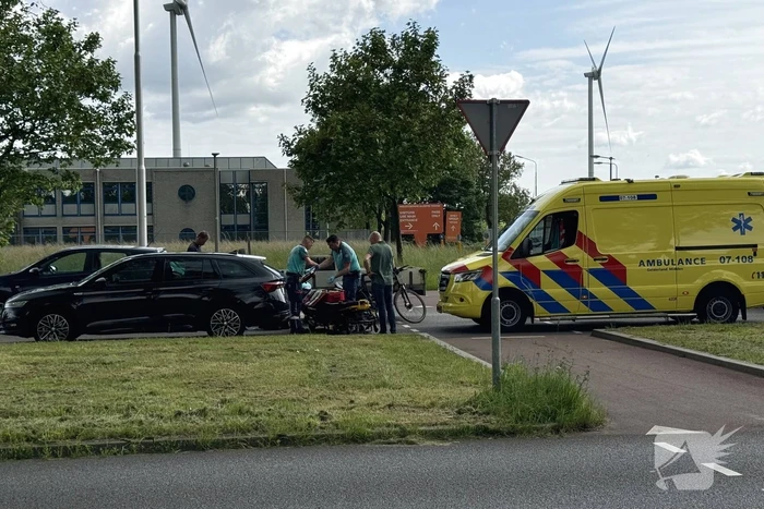 Fietser aangereden door auto met aanhanger