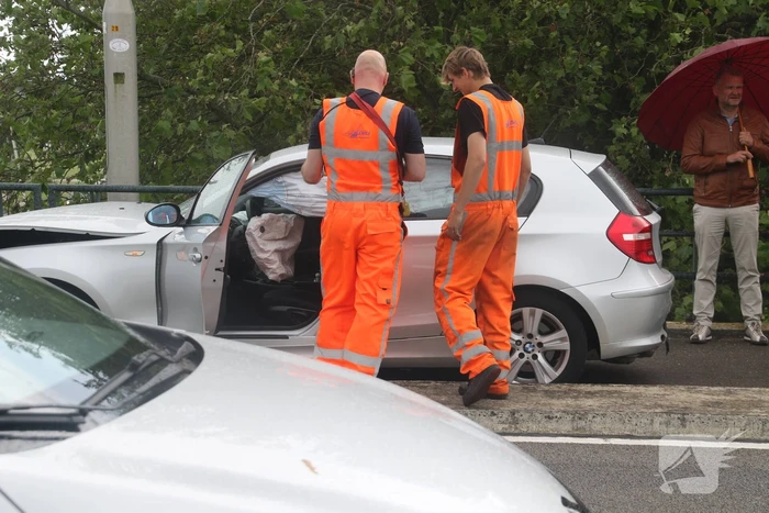 Drie auto's botsen bij brug