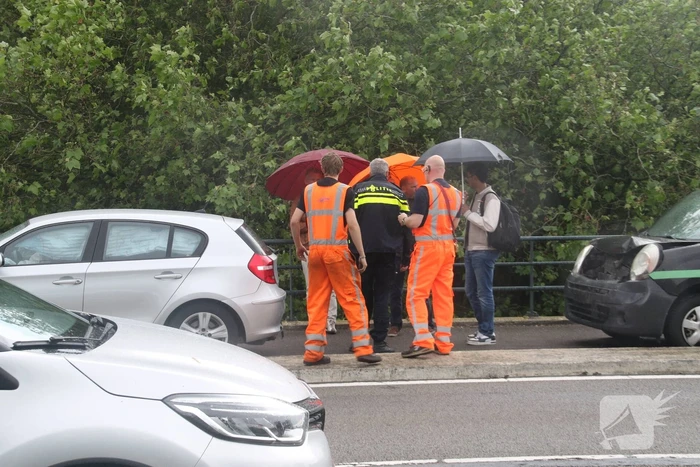 Drie auto's botsen bij brug