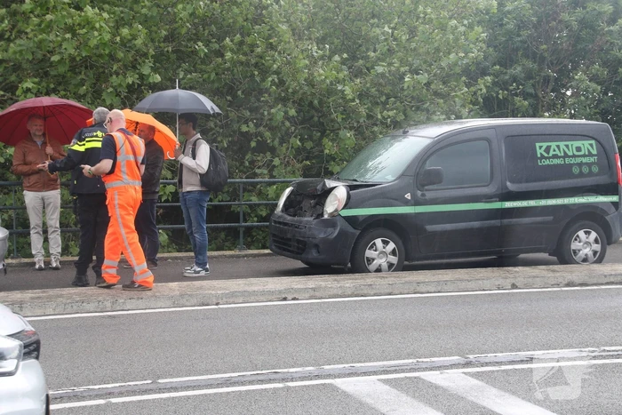 Drie auto's botsen bij brug