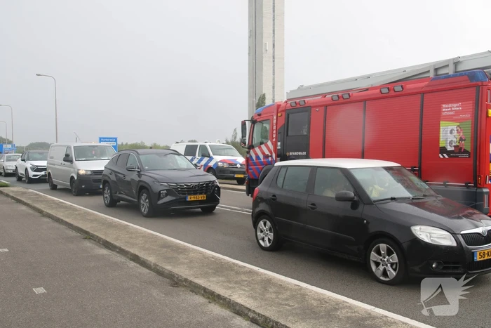 Drie auto's botsen bij brug