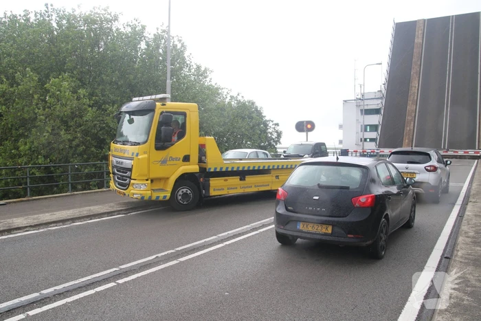 Drie auto's botsen bij brug