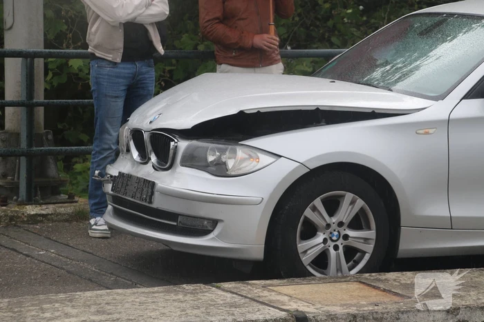 Drie auto's botsen bij brug