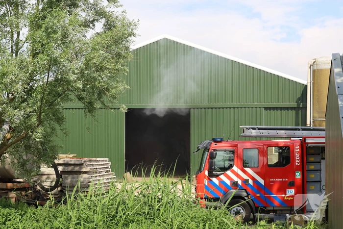 Brandweer schaalt uit voorzorg op bij brand in loods