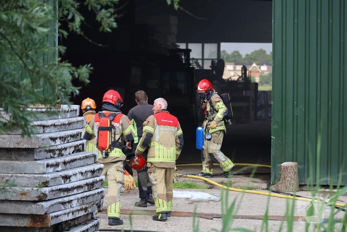 Brandweer schaalt uit voorzorg op bij brand in loods