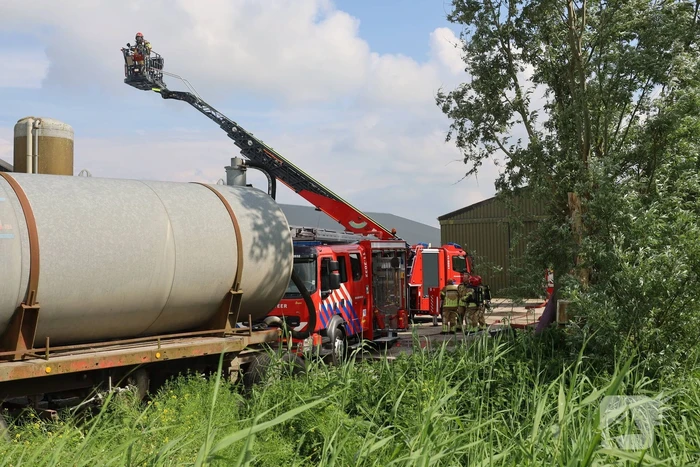 Brandweer schaalt uit voorzorg op bij brand in loods