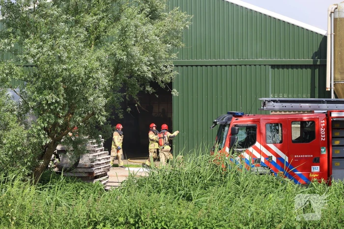 Brandweer schaalt uit voorzorg op bij brand in loods