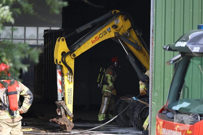 Brandweer schaalt uit voorzorg op bij brand in loods