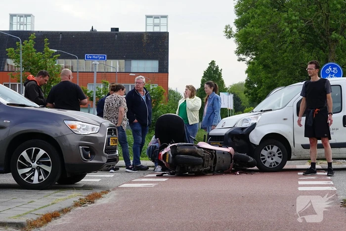 Scooterrijdster gewond bij aanrijding met bestelbus