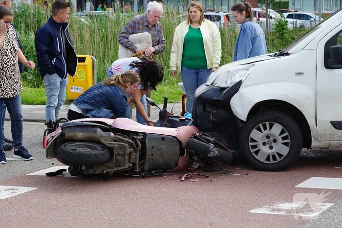 Scooterrijdster gewond bij aanrijding met bestelbus