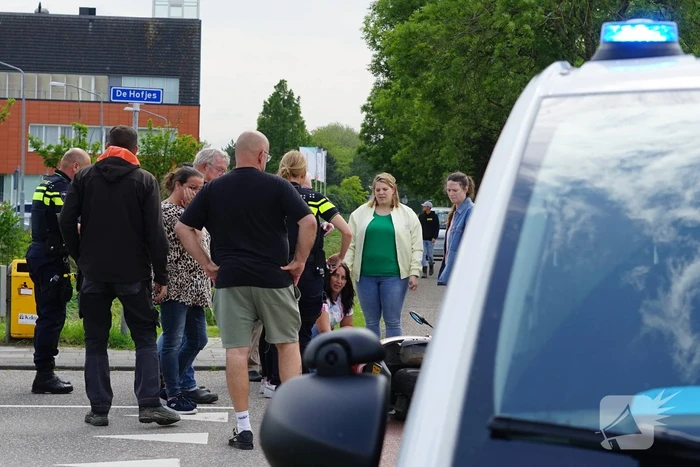 Scooterrijdster gewond bij aanrijding met bestelbus