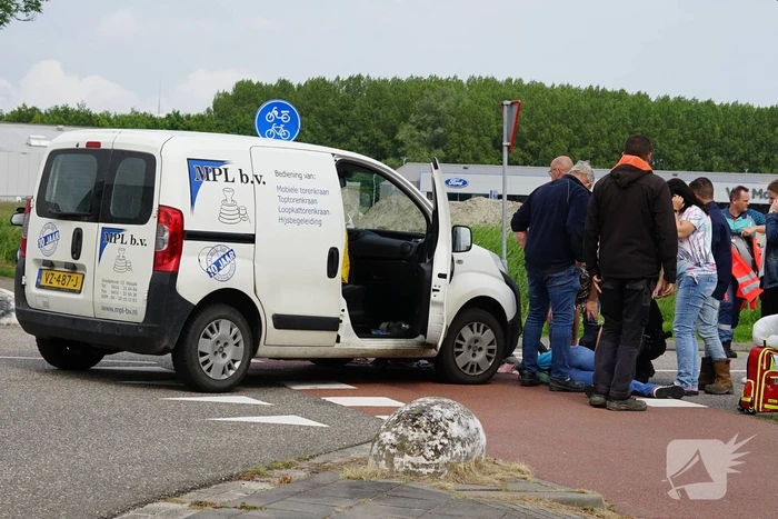 Scooterrijdster gewond bij aanrijding met bestelbus