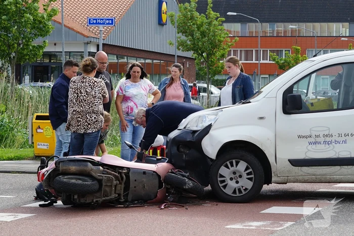 Scooterrijdster gewond bij aanrijding met bestelbus