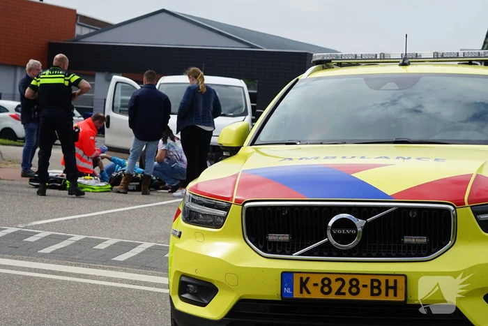 Scooterrijdster gewond bij aanrijding met bestelbus