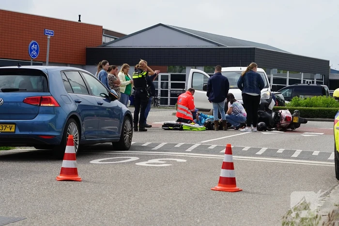 Scooterrijdster gewond bij aanrijding met bestelbus