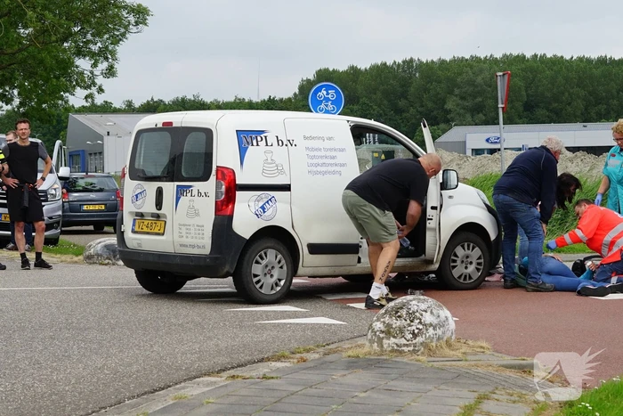 Scooterrijdster gewond bij aanrijding met bestelbus
