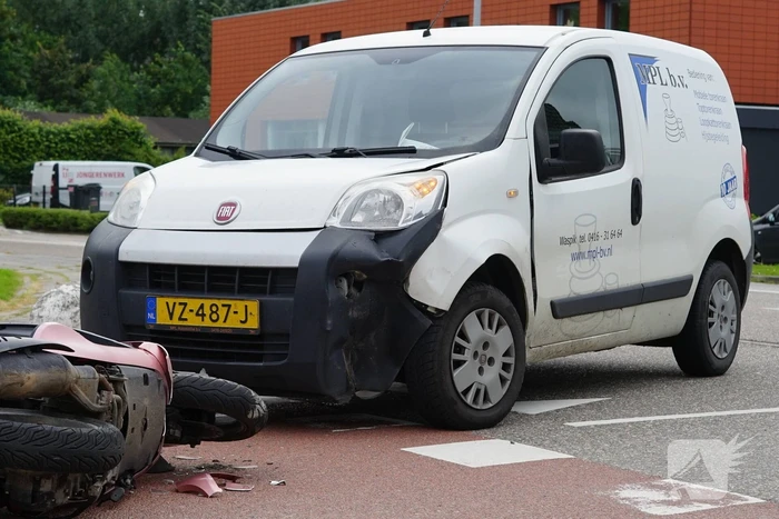 Scooterrijdster gewond bij aanrijding met bestelbus