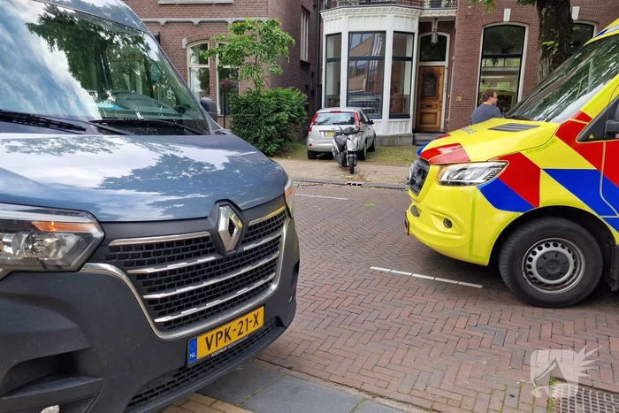 Scooterrijder crasht tegen boom en raakt gewond