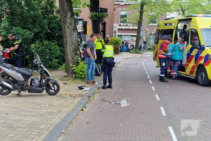 Scooterrijder crasht tegen boom en raakt gewond