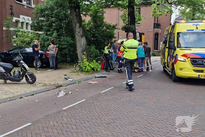Scooterrijder crasht tegen boom en raakt gewond