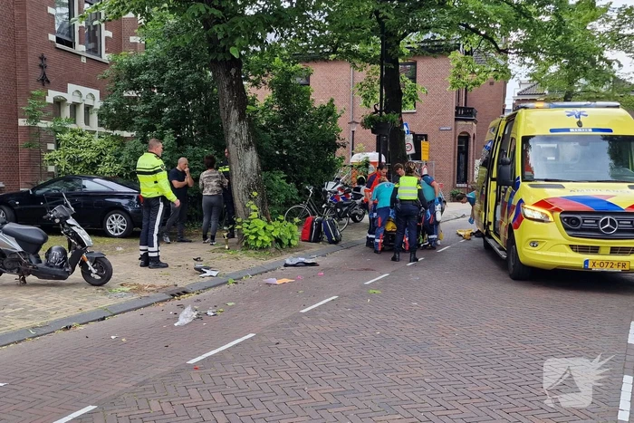 Scooterrijder crasht tegen boom en raakt gewond