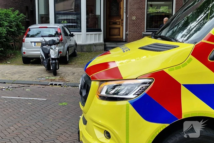 Scooterrijder crasht tegen boom en raakt gewond