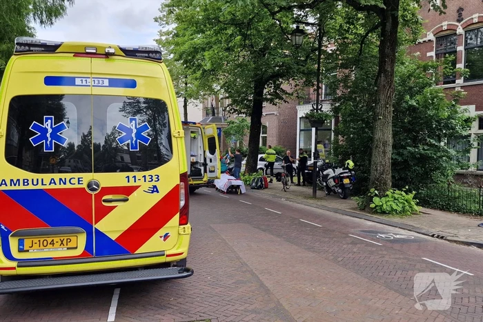 Scooterrijder crasht tegen boom en raakt gewond