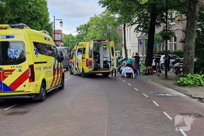 Scooterrijder crasht tegen boom en raakt gewond