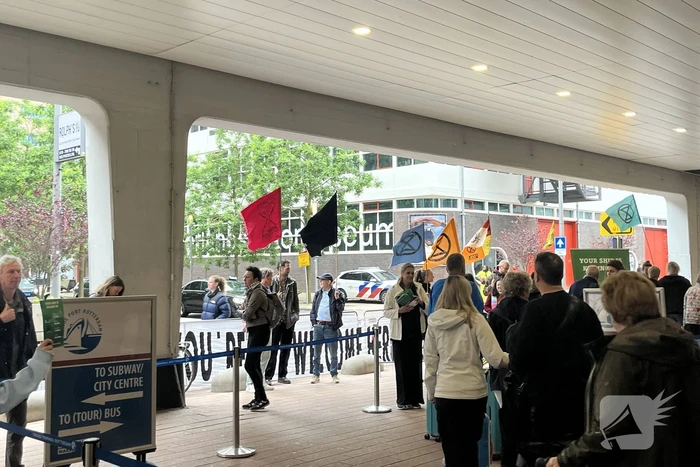 Extinction Rebellion demonstreerd bij cruise terminal