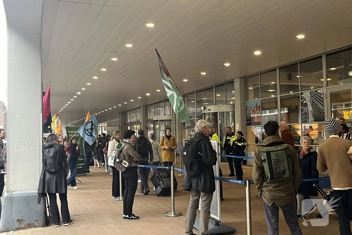 Extinction Rebellion demonstreerd bij cruise terminal