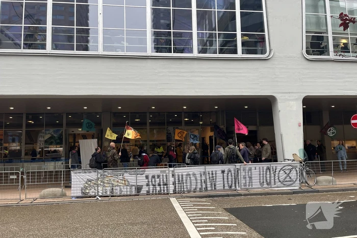 Extinction Rebellion demonstreerd bij cruise terminal