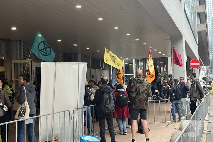 Extinction Rebellion demonstreerd bij cruise terminal