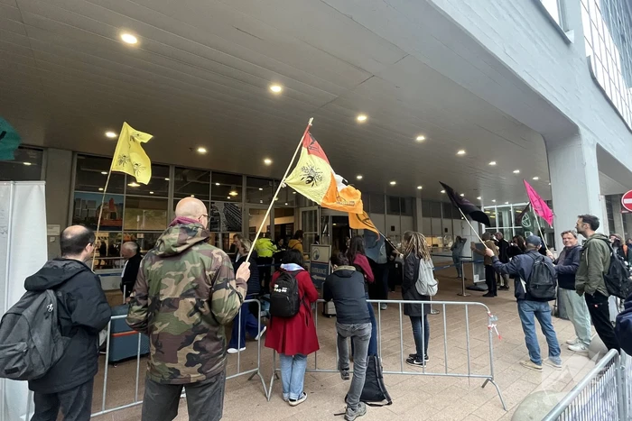 Extinction Rebellion demonstreerd bij cruise terminal