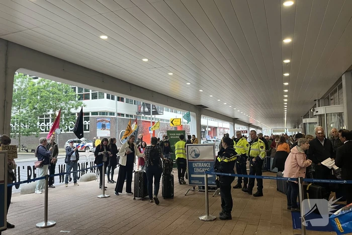 Extinction Rebellion demonstreerd bij cruise terminal
