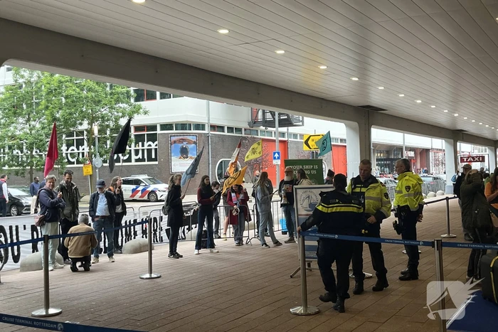 Extinction Rebellion demonstreerd bij cruise terminal