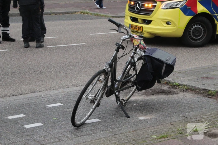 Fietser ernstig gewond bij botsing met auto