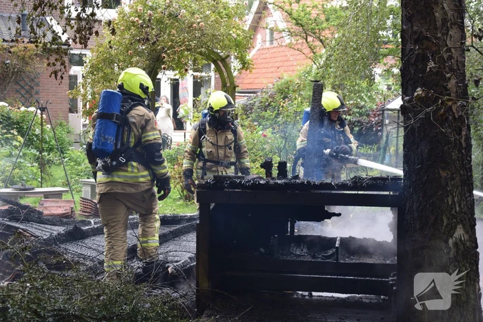 Felle brand verwoest schuur bij woning