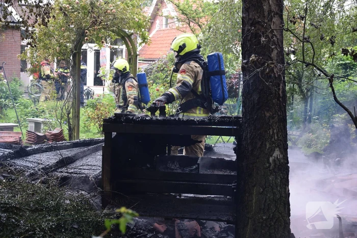 Felle brand verwoest schuur bij woning